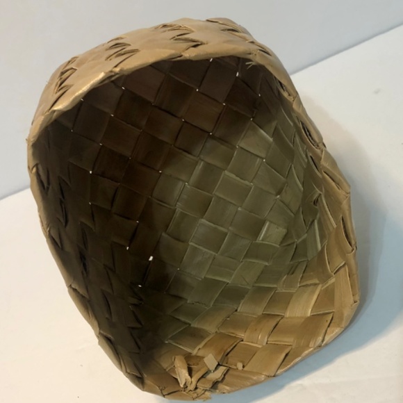 Small Woven Basket Handmade made of Palm Tree from Puerto Rico - Picture 2 of 4